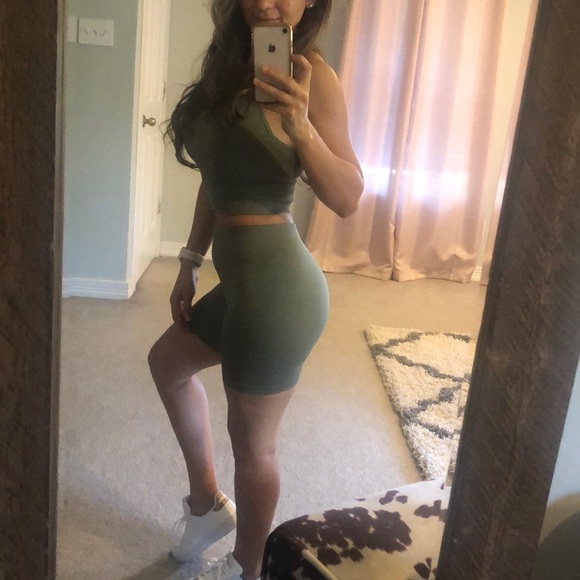 Women's Seamless Racerback Top & Biker Short Set - Picture 5 of 6